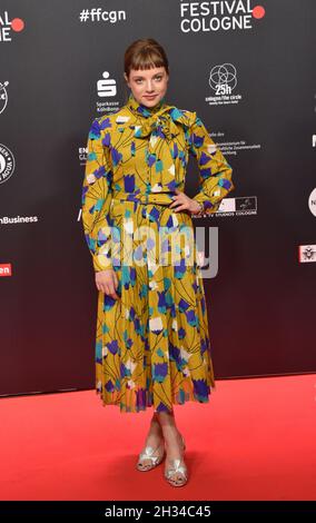 Cologne, Allemagne.24 octobre 2021.L'actrice Jella Haase arrive pour la projection du film Lieber Thomas au Festival du film de Cologne.Credit: Horst Galuschka/dpa/Alay Live News Banque D'Images