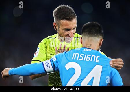 Davide Massa arbitre du match (L) parle à Lorenzo Insigne de Napoli (R) pendant le championnat italien Serie Un match de football entre AS Roma et SSC Napoli le 24 octobre 2021 au Stadio Olimpico à Rome, Italie - photo: Federico Proietti/DPPI/LiveMedia Banque D'Images