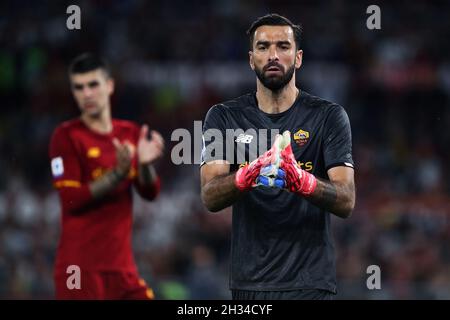 Rui Patricio gardien de Roma salue pendant le championnat italien Serie Un match de football entre AS Roma et SSC Napoli le 24 octobre 2021 au Stadio Olimpico à Rome, Italie - photo: Federico Proietti/DPPI/LiveMedia Banque D'Images