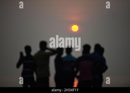 Patuakhali, Bangladesh.22 octobre 2021.Les touristes apprécient le soleil levant à la plage de Kuakata dans le district de Patuakhali du Bangladesh.Kuakata est l'un des rares endroits naturels qui offre une vue complète de la montée et le coucher du soleil sur la baie du Bengale.Une destination touristique populaire, il est à environ 320 kilomètres au sud de Dhaka, la capitale du Bangladesh.(Photo de Piyas Biswas/SOPA Images/Sipa USA) crédit: SIPA USA/Alay Live News Banque D'Images