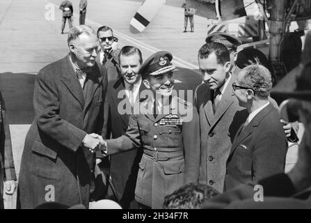 Le roi Hussein de Jordanie, avec le vice-président Richard Nixon et d'autres, à son arrivée pour une visite non officielle aux États-Unis, à l'aéroport national d'Arlington, en Virginie, aux États-Unis,Marion S. Trikosko, US News & World Report Magazine Collection, 19 mars 1959 Banque D'Images