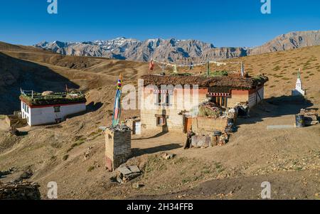 Maisons de village traditionnelles avec des fourrages sur les toits de Spiti valledy et flanquées par Himalaya en été à Komic, Inde. Banque D'Images