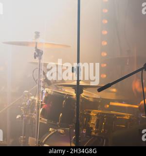 Fond de photo de musique rock live, batterie avec cymbales dans des lumières stroboscopiques.Photo carrée en gros plan avec mise au point sélective et douce Banque D'Images