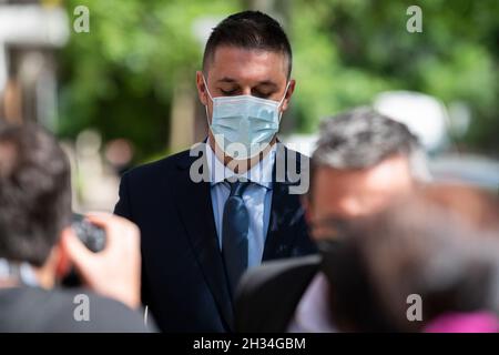 Buenos Aires, Argentine.25 octobre 2021.Matias Morla arrive au bureau du Procureur.le dernier avocat de Diego Maradona, Matias Morla, a comparu devant le bureau du Procureur pour témoigner de l'affaire dans laquelle l'ancien joueur de football fait l'objet d'une enquête.Les filles de Maradona et l'environnement familial ont accusé Matias Morla de la mort de leur père Diego Armando Maradona.Crédit : SOPA Images Limited/Alamy Live News Banque D'Images