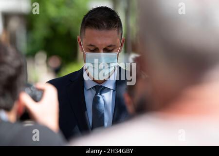 Buenos Aires, Argentine.25 octobre 2021.Matias Morla arrive au bureau du Procureur.le dernier avocat de Diego Maradona, Matias Morla, a comparu devant le bureau du Procureur pour témoigner de l'affaire dans laquelle l'ancien joueur de football fait l'objet d'une enquête.Les filles de Maradona et l'environnement familial ont accusé Matias Morla de la mort de leur père Diego Armando Maradona.Crédit : SOPA Images Limited/Alamy Live News Banque D'Images