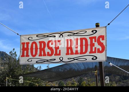 OAK GLEN, CALIFORNIE - 21 OCT 2021 : panneau Horse Ride à Los Rios Rancho, Little Seedling Ranch et Livery. Banque D'Images