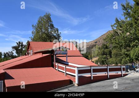 OAK GLEN, CALIFORNIE - 21 octobre 2021 : galerie d'images de Wildland au Parrish Pioneer Ranch, œuvres d'art originales de Fariad et Jennifer, huile sur toile et imprimé Banque D'Images