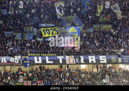 MILAN ITALIE- octobre 24 Stadio G Meazza Inter Supporters pendant la série Un match entre le FC Inter et le FC Juventus au Stadio G. Meazza le 24 octobre 2021 à Milan, Italie. Banque D'Images