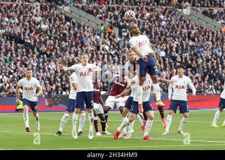 Londres, Royaume-Uni.24 octobre 2021.Lucas Moura et Oliver Skipp de Tottenham Hotspur passent à côté du ballon car Michail Antonio de West Ham United marque le but d'ouverture pour le faire 1-0 lors du match de la Premier League entre West Ham United et Tottenham Hotspur au stade de Londres, parc olympique Queen Elizabeth, Londres,Angleterre le 24 octobre 2021.Photo de Ken Sparks.Utilisation éditoriale uniquement, licence requise pour une utilisation commerciale.Aucune utilisation dans les Paris, les jeux ou les publications d'un seul club/ligue/joueur.Crédit : UK Sports pics Ltd/Alay Live News Banque D'Images