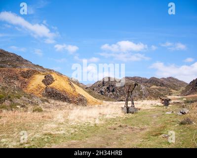 Les restes de pylônes provenant d'activités minières de cuivre passées dans le MCG Bychan, près de Beddgelert, dans le parc national de Snowdonia, à Gwynedd, au pays de Galles Banque D'Images