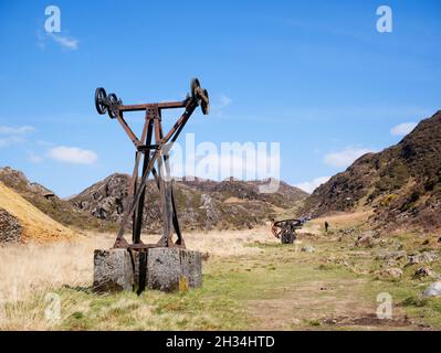 Les restes de pylônes provenant d'activités minières de cuivre passées dans le MCG Bychan, près de Beddgelert, dans le parc national de Snowdonia, à Gwynedd, au pays de Galles Banque D'Images