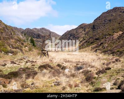 Les restes de pylônes provenant d'activités minières de cuivre passées dans le MCG Bychan, près de Beddgelert, dans le parc national de Snowdonia, à Gwynedd, au pays de Galles Banque D'Images