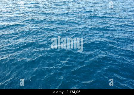 Vue panoramique sur la mer Adriatique dans toute sa beauté bleue et l'harmonie des vagues poétiques Banque D'Images