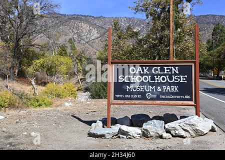 OAK GLEN, CALIFORNIE - 21 octobre 2021 : panneau pour la maison scolaire Oak Glen maintenant un musée a été construit en 1927 et est entouré d'un parc avec des tables de pique-nique, Banque D'Images