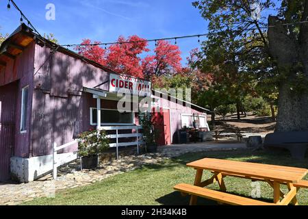 OAK GLEN, CALIFORNIE - 21 OCT 2021 : le moulin à cidre Orchard Snow Line. Banque D'Images