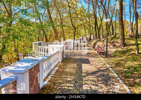 L'agréable promenade le long de l'allée d'observation du parc de Drevlian à Korosten, Ukraine Banque D'Images