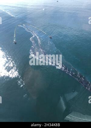 Huntington Beach, États-Unis.03 octobre 2021.Les bateaux de la Garde côtière américaine déploient des boudins de confinement à la suite d'un déversement de pétrole en mer le long de la baie San Pedro le 3 octobre 2021 à Huntington Beach, en Californie.On estime que 144,000 gallons ont été déversés d'un pipeline au large de la côte du comté d'Orange le 1er octobre.Crédit : PO1 Richard Brahm/USCoast Guard/Alamy Live News Banque D'Images