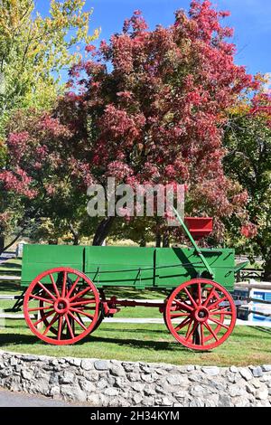 OAK GLEN, CALIFORNIE - 10 octobre 2021 : chariot coloré et feuillage d'automne à l'entrée de Los Rios Rancho, la plus grande ferme Apple de Californie du Sud. Banque D'Images