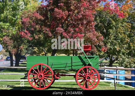 OAK GLEN, CALIFORNIE - 10 octobre 2021 : chariot coloré et feuillage d'automne à l'entrée de Los Rios Rancho, la plus grande ferme Apple de Californie du Sud. Banque D'Images