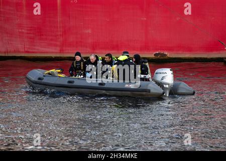 Glasgow, Écosse, Royaume-Uni.25 octobre 2021.PHOTO : bateau de police et plongeurs de police patrouillent la rivière Clyde et le site de la COP26.Vues sur le site de la COP26 montrant la rivière Clyde et le quai, avec les bâtiments du Campus des événements écossais seulement 6 jours jusqu'à ce que les chefs d'État,Avec des milliers de délégués, de médias et de manifestants, on s'attend à ce que le Sommet sur les changements climatiques commence très prochainement à Glasgow, à compter du 31 octobre.Crédit : Colin Fisher/Alay Live News Banque D'Images