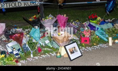 Brentwood, Royaume-Uni.25 octobre 2021.Brentwood Essex 25 octobre 2021 Une messe de Sung Requiem a eu lieu à St Thomas de Canterbury l'église paroissiale de Brentwood pour les deux adolescents tués à Brentwood (photos prises avec la permission du clergé)Plusieurs centaines de personnes y ont assisté, y compris les dignités civiques, mais surtout les amis et la famille des victimes certains membres de la famille ont déposé des fleurs sur la scène du crime avant le service crédit: Ian Davidson/Alay Live News Banque D'Images