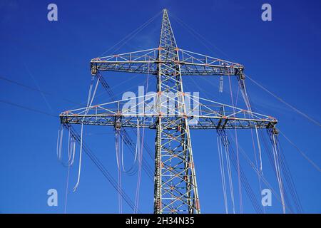 Ligne haute tension à rouleaux de grande taille en acier et en aluminium pour pylônes électriques.Énergie électrique générée par l'énergie éolienne pour le sud de l'Allemagne Banque D'Images