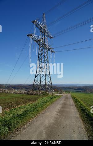 Ligne haute tension à rouleaux de grande taille en acier et en aluminium pour pylônes électriques.Énergie électrique générée par l'énergie éolienne pour le sud de l'Allemagne Banque D'Images