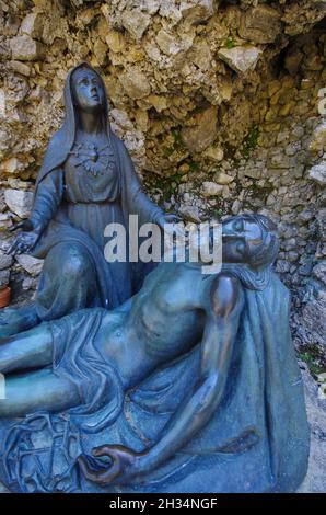 Basilique Minore dell'Addolorata - Castelpetroso - le chemin de la via Matris représentant les douleurs de la Vierge Marie pleurant pour son fils Jésus-Christ Banque D'Images