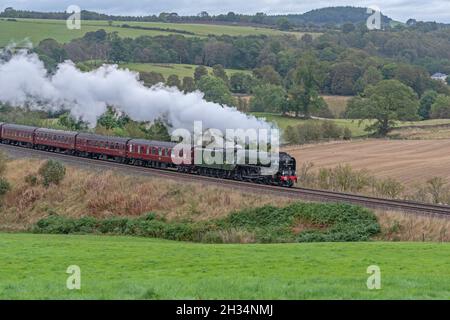 'The Ribblehead Rambler' transporté par la locomotive à vapeur Tornado 60163 de Carlisle à Hull au coin d'Armathwaite sur la ligne de règlement Banque D'Images