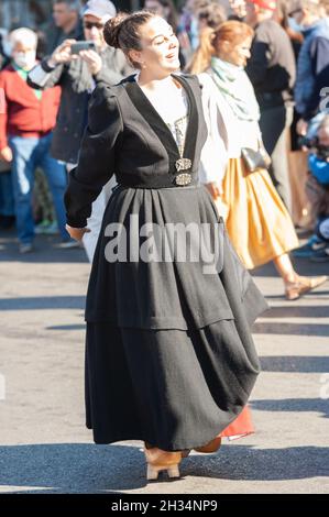 Madrid, Espagne; 24 octobre 2021: Bergers en costume régional, dansant des danses traditionnelles sur des sabots en bois. Banque D'Images