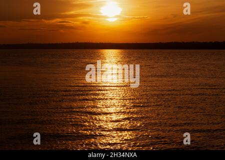 Senset ou heure du lever du soleil sur la mer.Belle période sur la mer. Banque D'Images