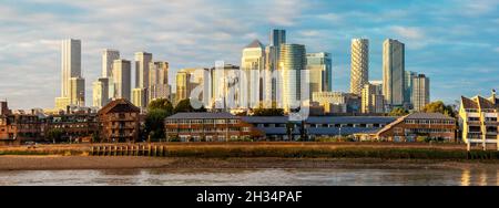 Londres, Canary Wharf, Royaume-Uni - 17 octobre 2021: Vue panoramique sur les bâtiments modernes de la Tamise, Canary Wharf Banque D'Images