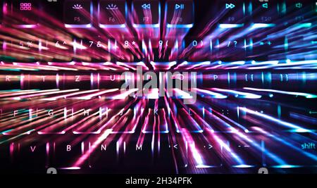 Arrière-plan abstrait coloré avec thème de clavier d'ordinateur rétroéclairé. Les chiffres et les lettres servent de base aux lignes de couleur. Banque D'Images