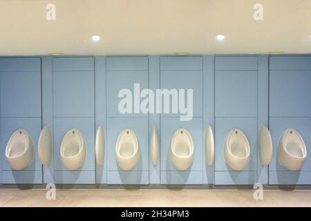 Urinoirs dans les toilettes pour hommes, The Avenue, The Lexicon Shopping Centre, Bracknell, Berkshire, Angleterre, Royaume-Uni Banque D'Images