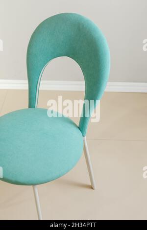 Fauteuil de cuisine moderne et contemporain avec tissus d'ameublement en velours. Banque D'Images