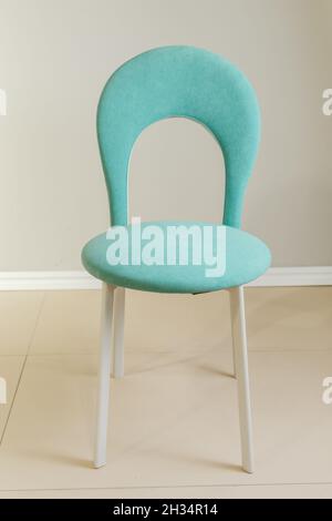 Fauteuil de cuisine moderne et contemporain avec tissus d'ameublement en velours. Banque D'Images