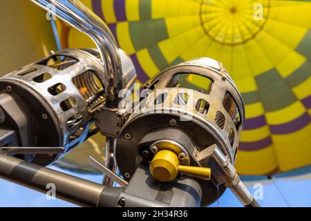 Vue rapprochée du bas du système de brûleur d'un ballon d'air chaud jaune coloré Banque D'Images