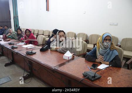 QUETTA-PAKISTAN.Du 25 au 2021 octobre.Des membres du groupe de femmes leaders de différents secteurs sociaux participent à un atelier sur le soutien et le renforcement du Groupe de femmes leaders par le biais de liens avec les départements responsables. Dirigé par la Fondation Aurat en collaboration avec le partenariat sud-asiatique Pakistan au Quetta Press Club. Banque D'Images