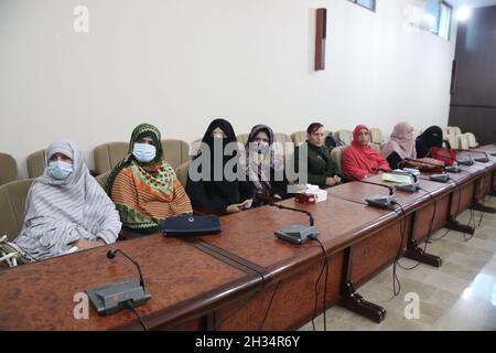 QUETTA-PAKISTAN.Du 25 au 2021 octobre.Des membres du groupe de femmes leaders de différents secteurs sociaux participent à un atelier sur le soutien et le renforcement du Groupe de femmes leaders par le biais de liens avec les départements responsables. Dirigé par la Fondation Aurat en collaboration avec le partenariat sud-asiatique Pakistan au Quetta Press Club. Banque D'Images