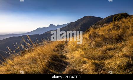 Vue sur la chaîne de montagnes Sierra de Guara vue de Salto de Roldan dans les Pyrénées espagnoles, Espagne Banque D'Images
