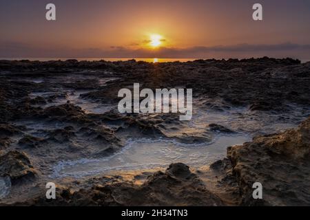 Lever du soleil sur la côte rocheuse de la mer Méditerranée Banque D'Images