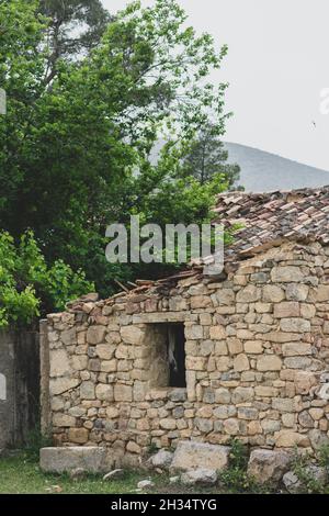 Maisons en pierre abandonnées dans les montagnes d'Aures, en Algérie Banque D'Images