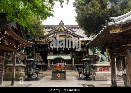 Le temple Toyokawa Inari Betsuin à Asakusa, Tokyo, Japon.Le temple bouddhiste fait partie de la secte Zen Soto et consacre la déité Toyokawa Dakinishinten, mais aussi connue pour les milliers de statues Inari Kitsune ou de déesse renard. Banque D'Images