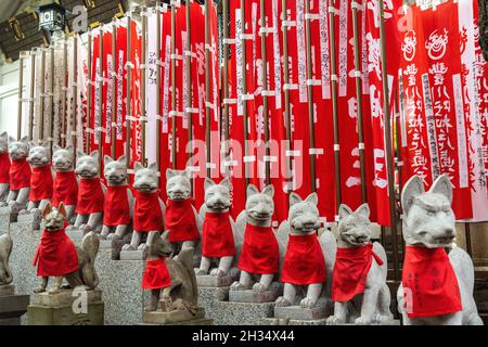 Reikyo Zuka ou la colline des renards au temple Toyokawa Inari Betsuin à Asakusa, Tokyo, Japon.Le temple bouddhiste fait partie de la secte Zen Soto et consacre la déité Toyokawa Dakinishinten, mais aussi connue pour les milliers de statues Inari Kitsune ou de déesse renard. Banque D'Images