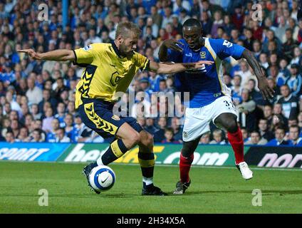 PORTSMOUTH V VILLA 23-08-05 LUA LUA TUSSLES AVEC OLOF MELBERG PIC MIKE WALKER, 2005 Banque D'Images