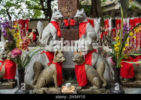 Reikyo Zuka ou la colline des renards au temple Toyokawa Inari Betsuin à Asakusa, Tokyo, Japon.Le temple bouddhiste fait partie de la secte Zen Soto et consacre la déité Toyokawa Dakinishinten, mais aussi connue pour les milliers de statues Inari Kitsune ou de déesse renard. Banque D'Images