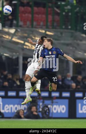 Milan, Italie, le 24 octobre 2021.Danilo de Juventus et Nicolo Barella du FC Internazionale se disputent une balle aérienne lors du match de la série A à Giuseppe Meazza, Milan.Le crédit photo devrait se lire: Jonathan Moscrop / Sportimage Banque D'Images