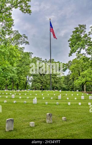 Le drapeau américain survolant les tombes dans le cimetière national de Shiloh situé dans le parc militaire national de Shiloh, dans le Tennessee. Banque D'Images