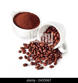 Deux tasses blanches avec grains de café et poudre Banque D'Images