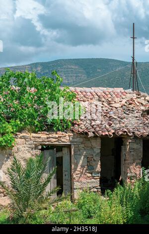 Maisons en pierre abandonnées dans les montagnes d'Aures, en Algérie Banque D'Images